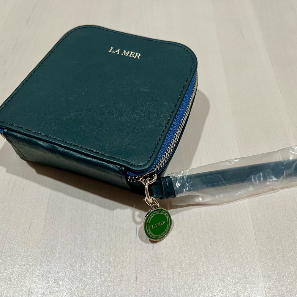 2025 new La Mer Green Cosmetic bag / wristlet case